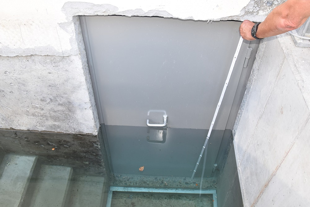 AquaLOCK® Tür – Hochwasserschutz in einer Kelleröffnung während eines Belastungstests