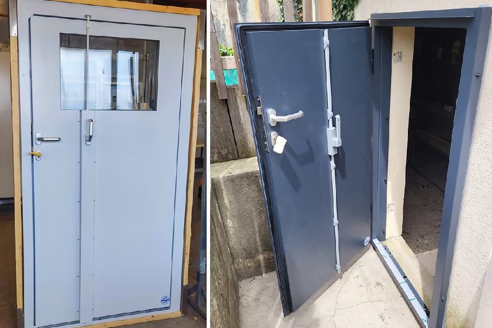 Zwei AquaLOCK® Türen: links vollständig geschlossen mit Sichtfenster, rechts geöffnet mit sichtbaren Verriegelungs‑ und Dichtungselementen 