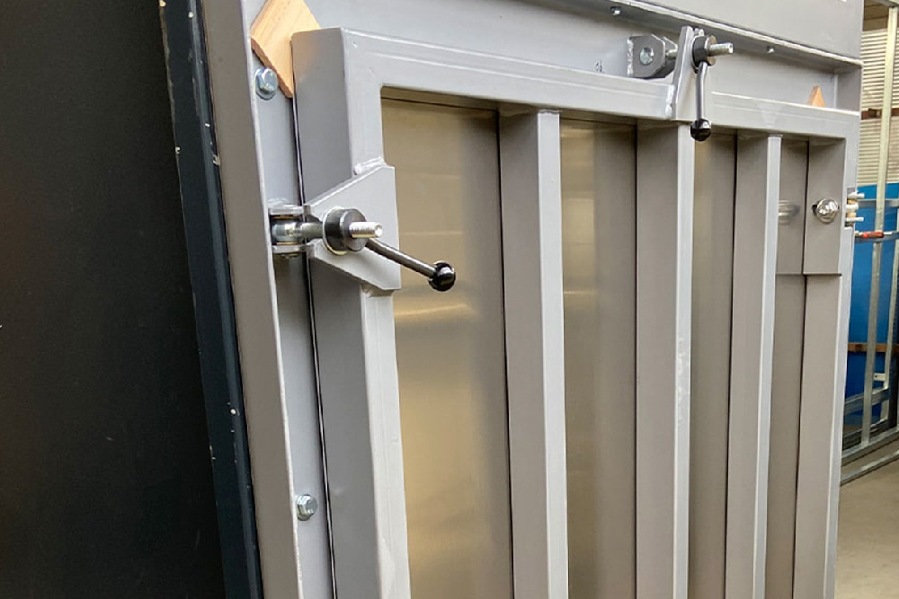 AquaLOCK® Klappe mit vierseitiger Abdichtung, bis zu 99,6 % wasserbeständig