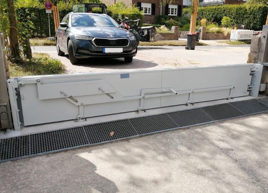 AquaLOCK® Hochwasserbarriere für Grundstückseinfahrt mit innen öffnendem Portal