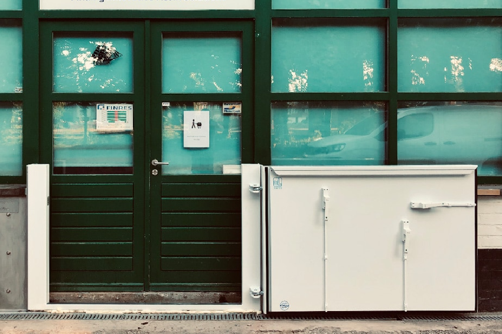 AquaLOCK® Hochwasserbarriere mit außen öffnendem Portal für Eingangstür