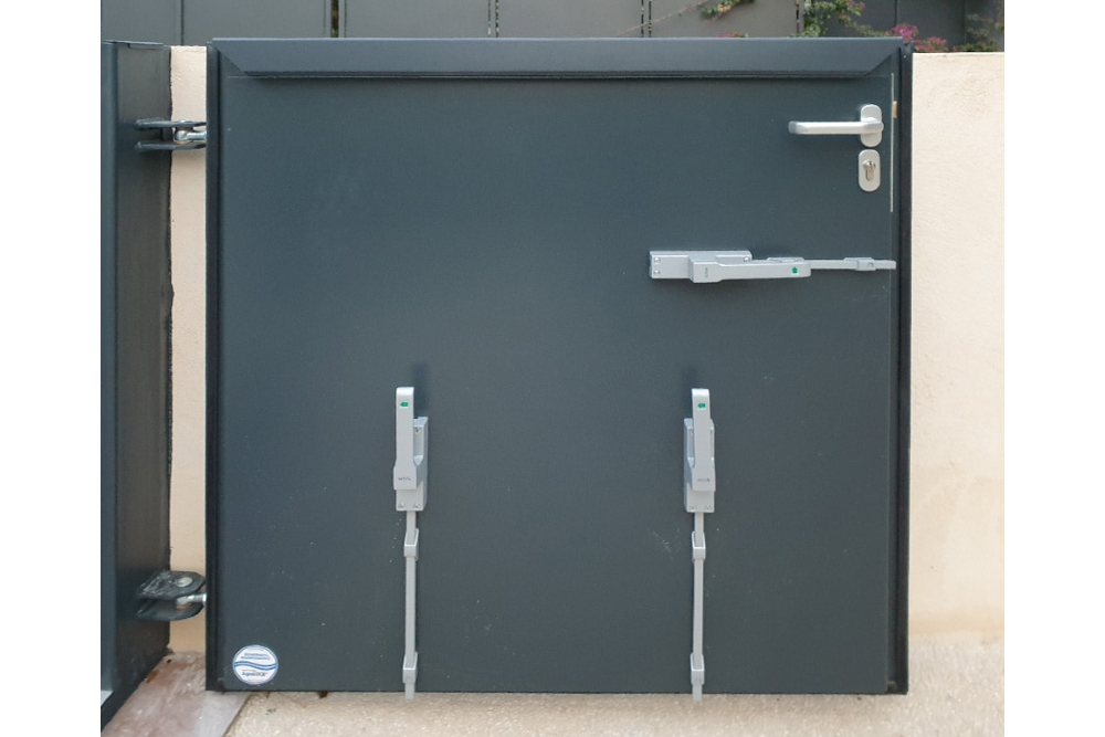 AquaLOCK® Hochwasserschutz‑Portal aus Stahl mit Verriegelungen für Grundstückseinfahrten