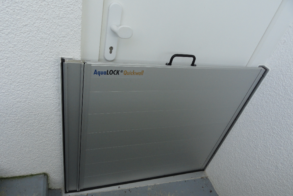 AquaLOCK® Quickwall Hochwasserschutzbarriere vor einer Kellertür montiert