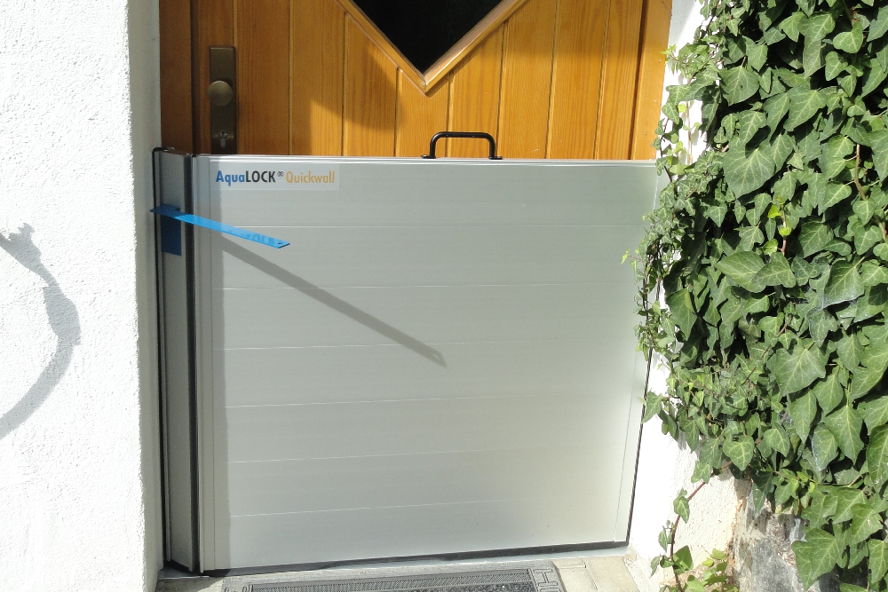 AquaLOCK® Quickwall vor einer Haustür montiert