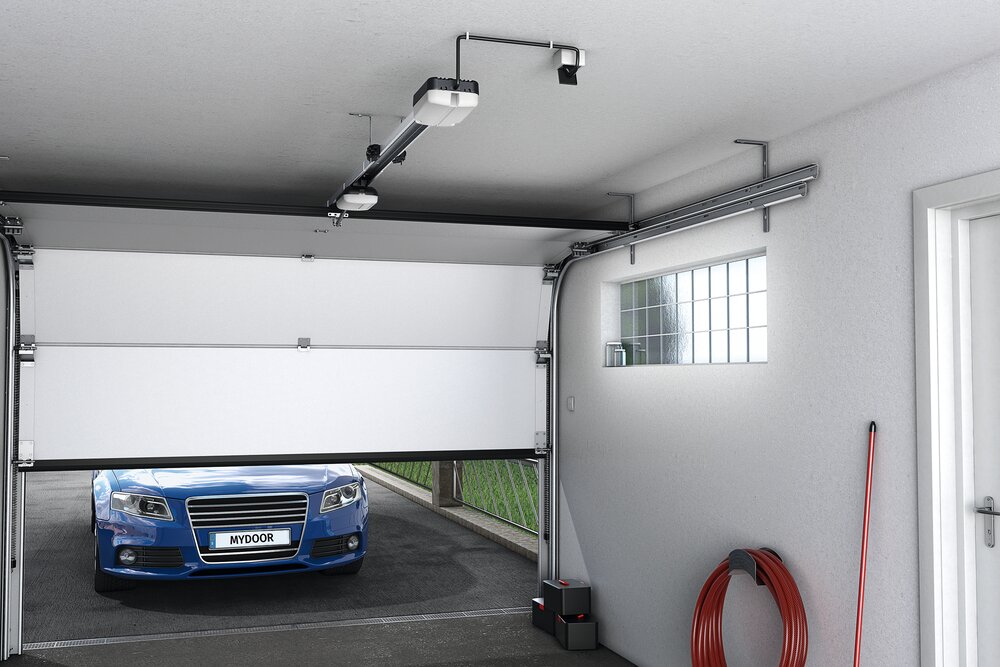 Garagentorantrieb öffnet ein Sektionaltor