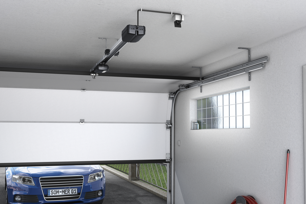 Garagentorantrieb öffnet ein Sektionaltor