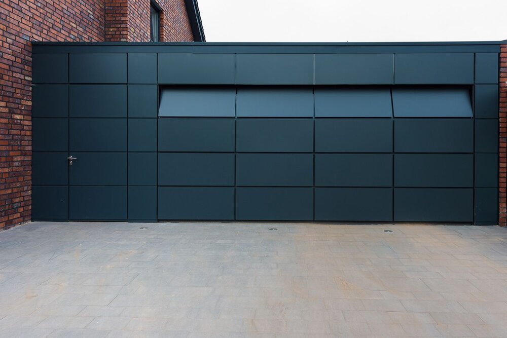 Fassadenbündiges Garagentor schwarz