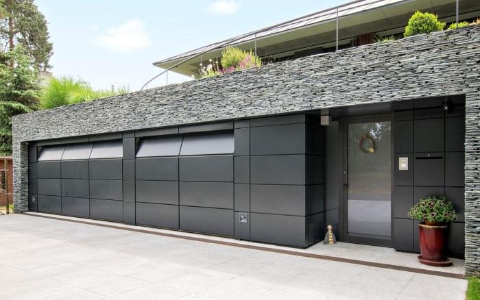 Fassadenbündiges Sektionaltor mit Aufbau