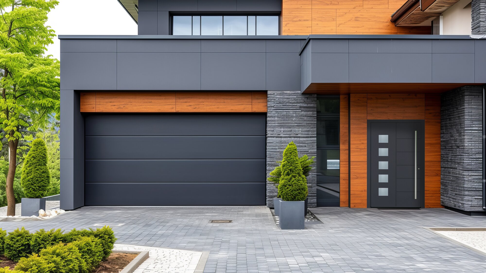 Tor für die Garage mit passender Haustür