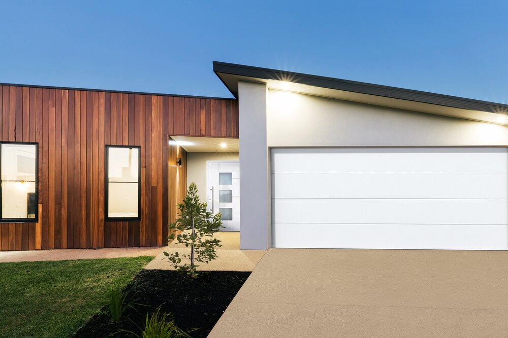 Weißes Sektionaltor mit Großlamellen