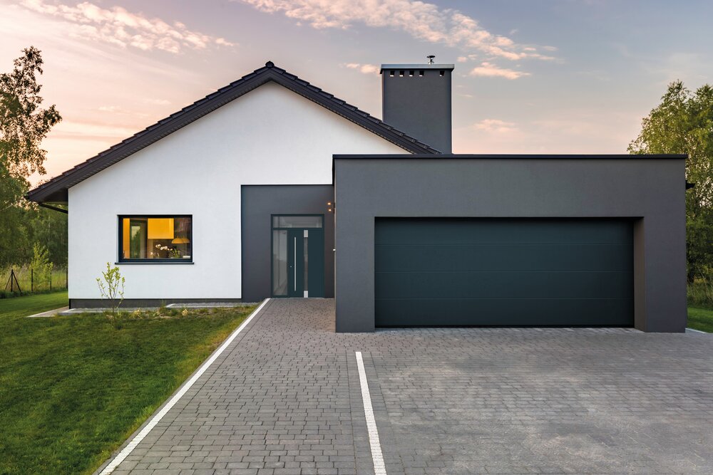 Modernes Haus mit schwarzem Sektionaltor