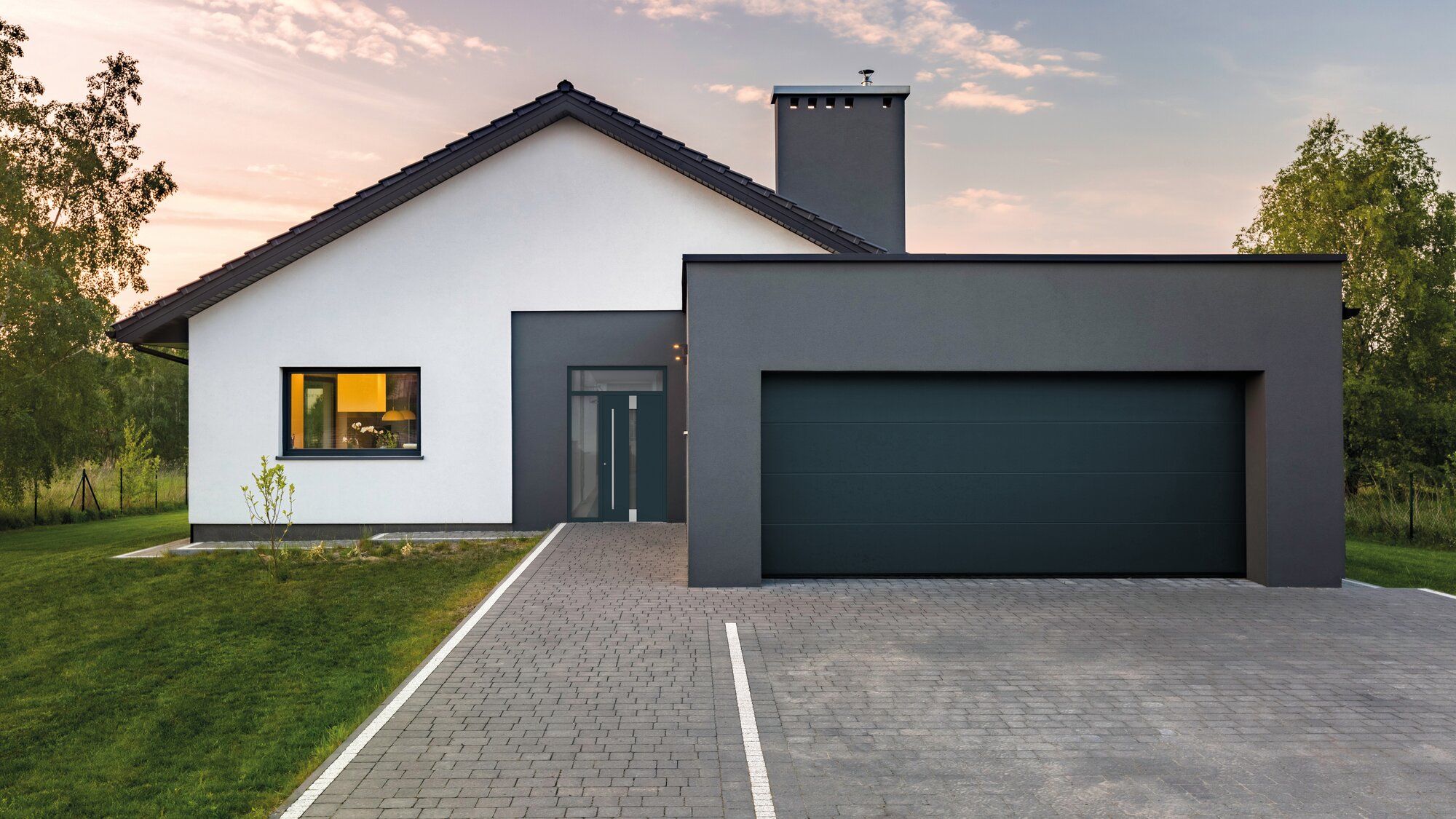 Tor für die Garage mit passender Haustür