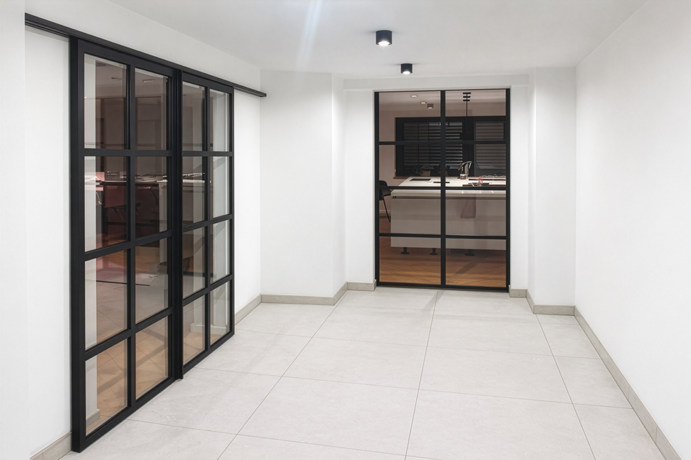 Schwarze Aluminium-Schiebetür