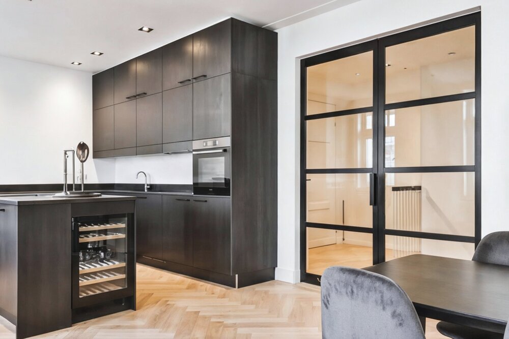 Schwarze Aluminium Lofttür Drehtür im Wohnbereich