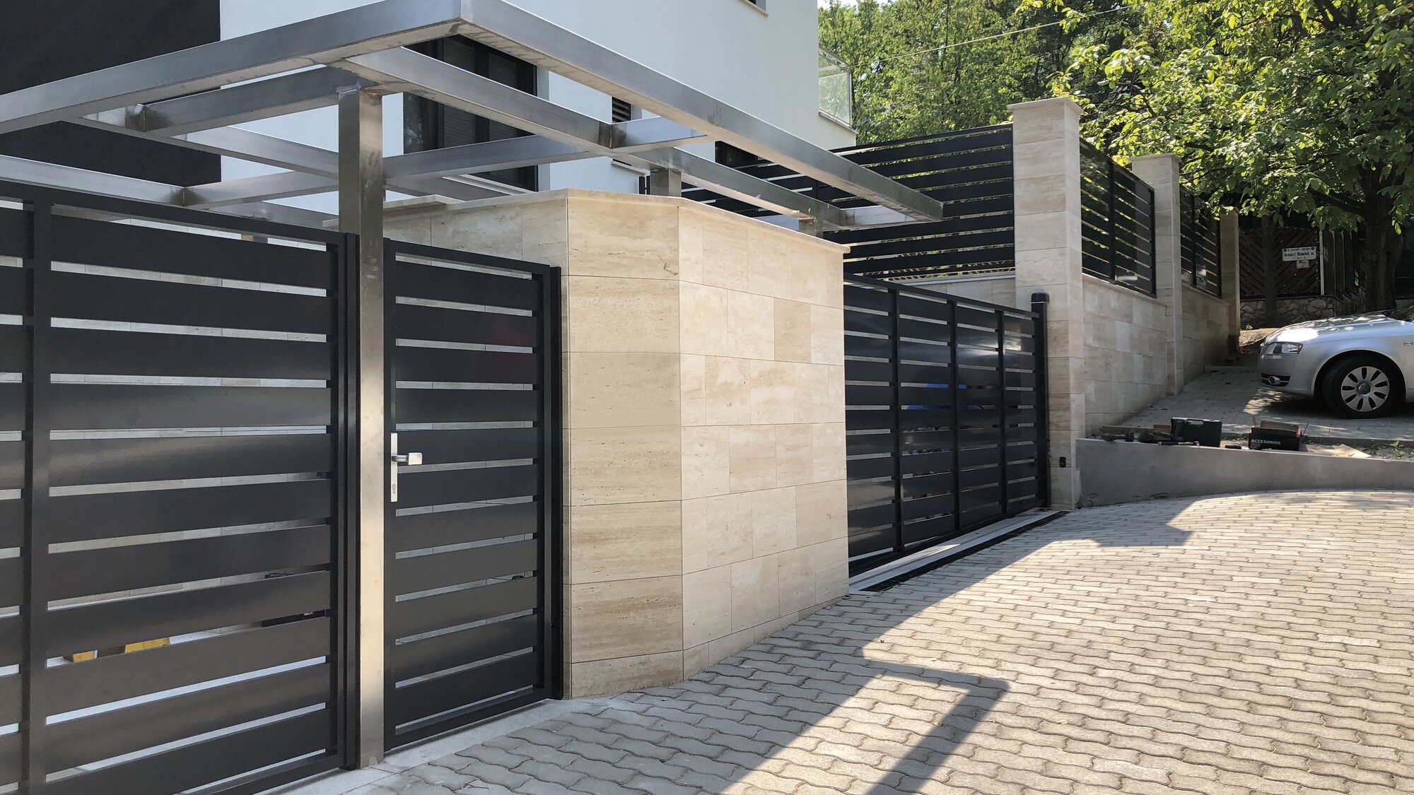 Zaun und Hoftor aus Aluminium