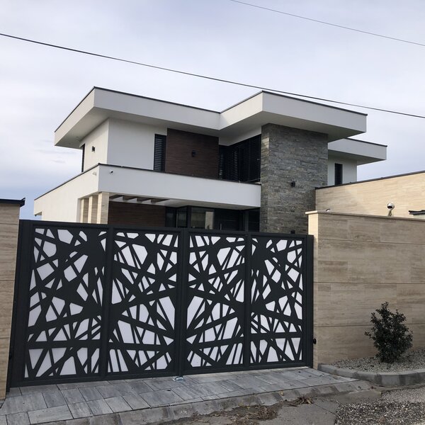 Zaun mit Blechfüllung