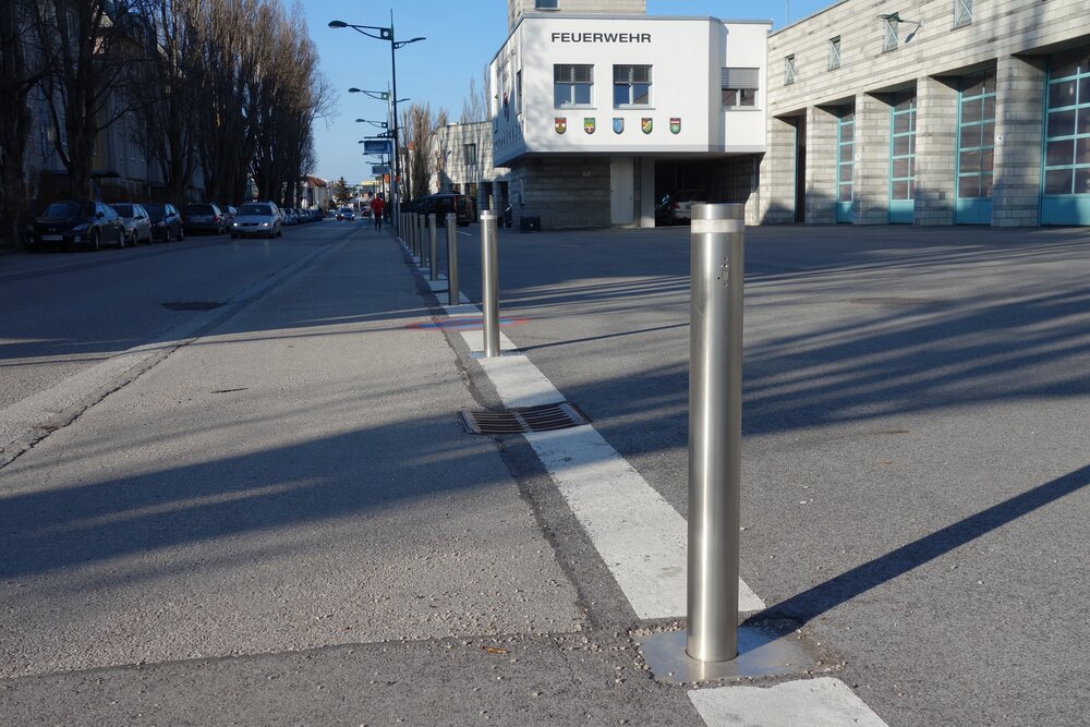 Poller vor der Einfahrt