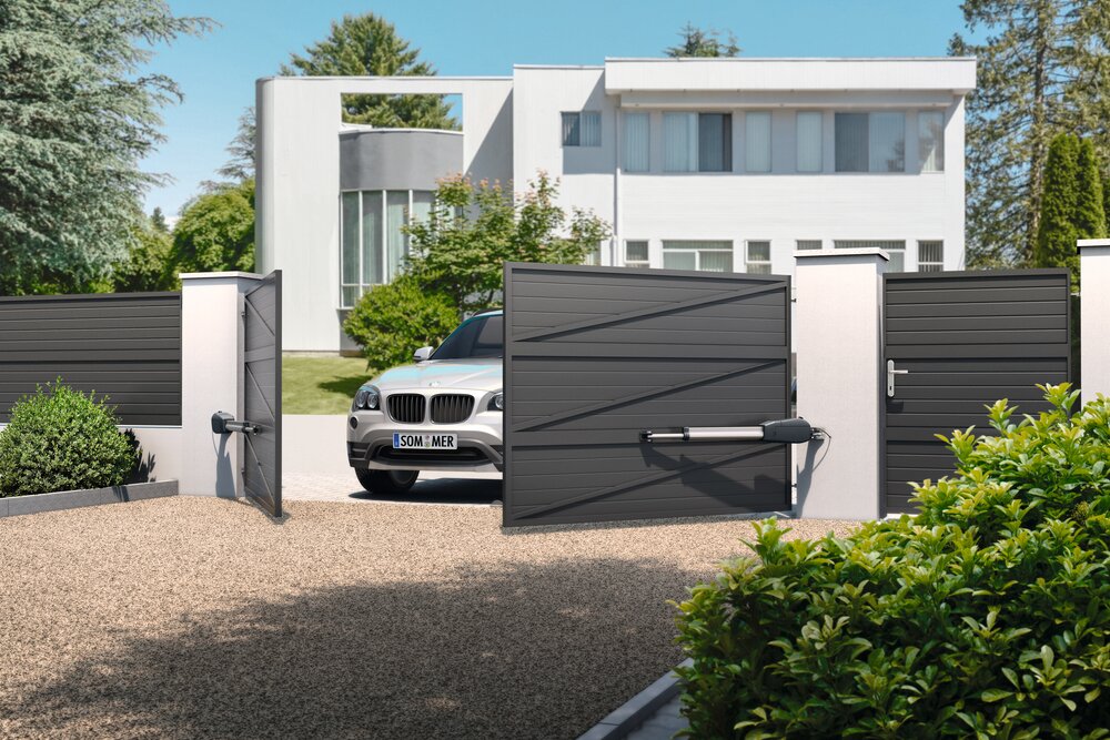 Drehtorantrieb öffnet ein Hoftor